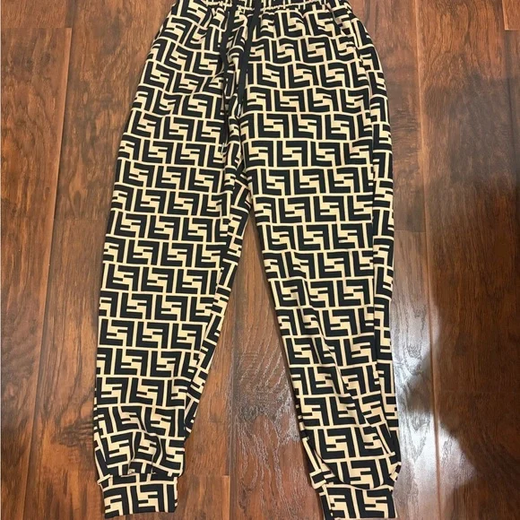 Elegant Black and Tan Patterned Pantsuit - Picture 2 of 7